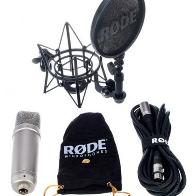 Conjunto de microfone e acessórios RØDE sobre fundo branco