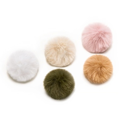Cinco pompons felpudos coloridos sobre fundo branco.