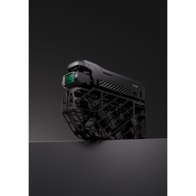 Câmara de vigilância preta com lente verde e estrutura de proteção preta