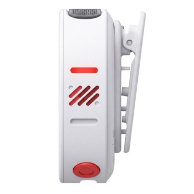 Aparelho eletrónico branco com botão vermelho e grelha vermelha lateral
