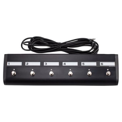Pedal de controlo negro com seis botões numerados de 1 a 6 e cabo preto enrolado