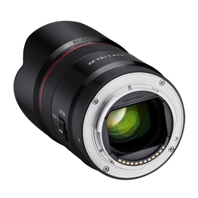 objetiva fotográfica preta com anel vermelho e montagem metálica prateada