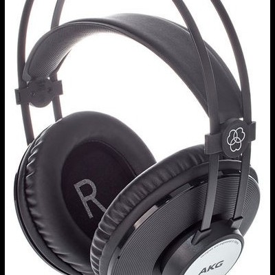 Auriculares AKG pretos com almofadas em couro sintético e detalhes metálicos