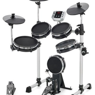 Bateria eletrónica com pads pretos e estrutura metálica branca