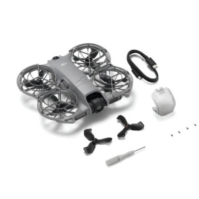 Drone cinzento com acessórios incluídos sobre fundo branco