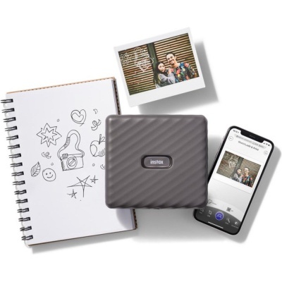 Impressora Instax cinzenta, telemóvel com app Instax, foto impressa, caderno com desenhos