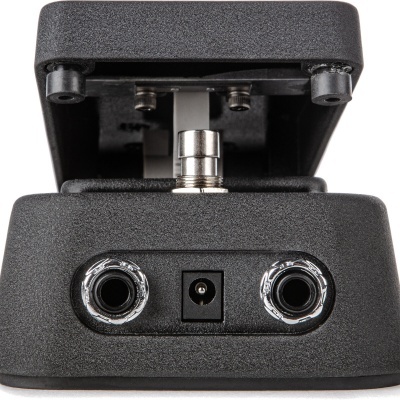 Pedal efeito musical preto com entradas jack e entrada de alimentação