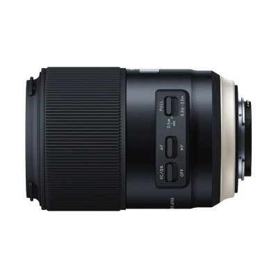 Objetiva fotográfica preta com botões várias funções e detalhes dourados