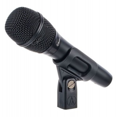 Microfone preto Audio-Technica ATM610 em suporte preto