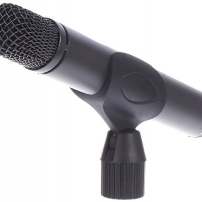 Microfone preto com suporte em fundo branco