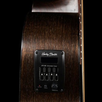 Guitarra acústica em madeira escura com afinador cromático Harley Benton PT-20 embutido