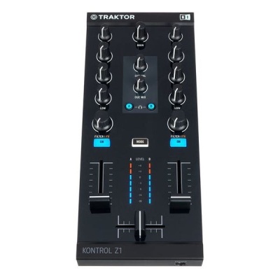 Controladora DJ Traktor Kontrol Z1 preta com botões e faders, ecrã com LEDs