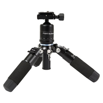 Mini tripé de mesa preto com pernas revestidas a espuma e cabeça esférica