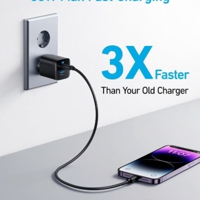 Carregador rápido Anker preto com cabo ligado a smartphone roxo e tomada branca