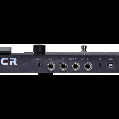 Dispositivo eletrónico MOOCER preto com várias entradas e botões