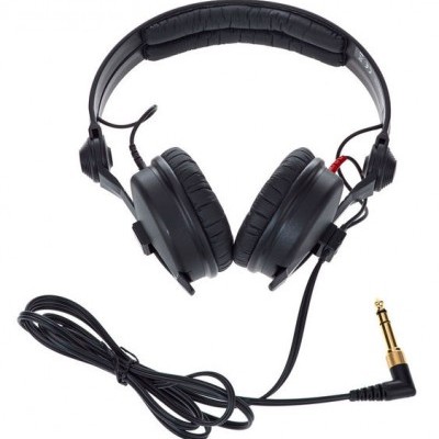 Auscultadores pretos com cabo e ficha jack dourada