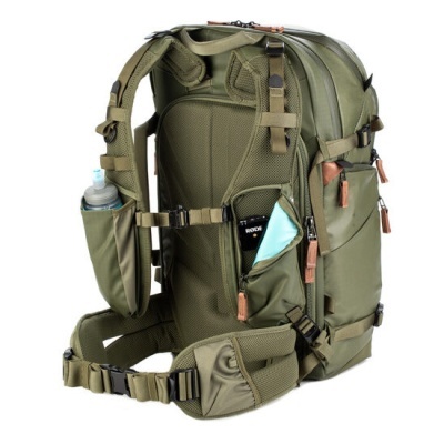 mochila verde militar com múltiplos compartimentos e alças acolchoadas