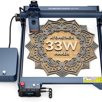 Máquina de gravação a laser Atomstack Maker A30 Pro gravando numa placa de madeira com texto e padrão ornamental