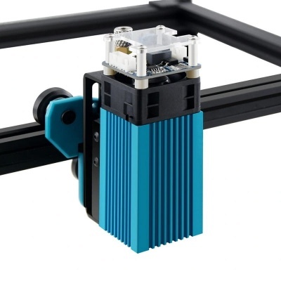 Módulo de laser azul com corpo metálico e estrutura preta