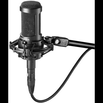 Microfone condensador preto Audio-Technica com suporte e cabo