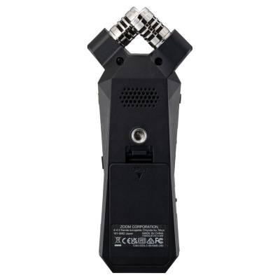 Gravador de áudio portátil preto com microfones em X e texto técnico na parte traseira