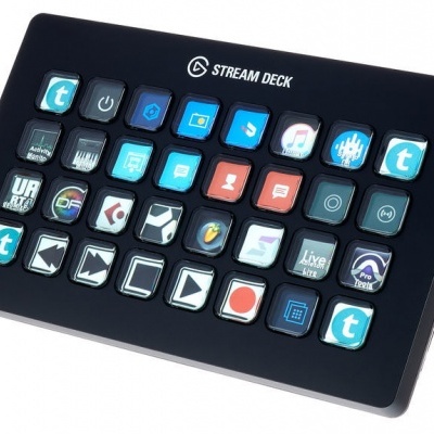 Consola eletrónica preta Stream Deck com 32 botões coloridos e ícones variados.