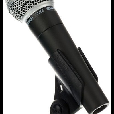 Microfone Shure SM58 com suporte em fundo branco
