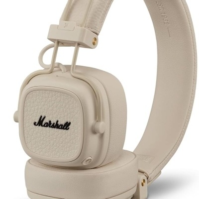 Auriculares Marshall bege com textura de couro e botões dourados
