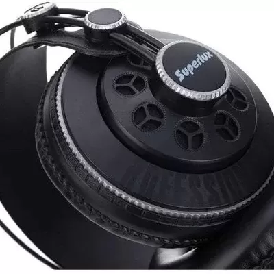 Auriculares pretos com almofadas acolchoadas e texto 'Superlux' num dos lados