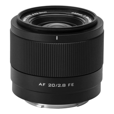 objetiva fotográfica preta AF 20/2.8 FE sobre fundo branco