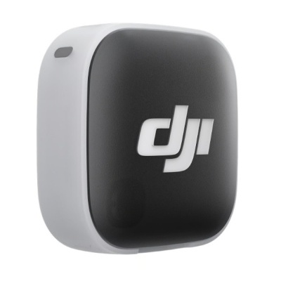 Caixa compacta preta e branca com logótipo DJI