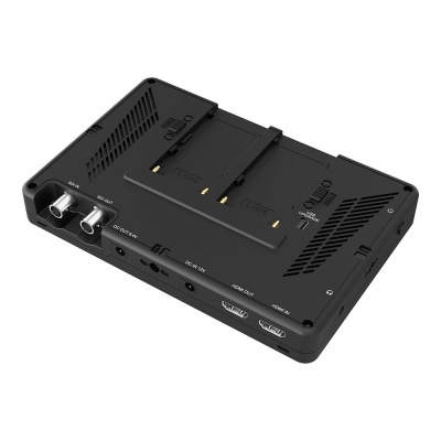 Dispositivo eletrônico preto com várias conexões e ventilações sobre fundo branco