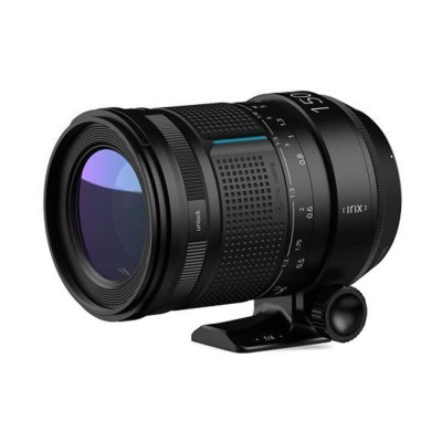 Objetiva fotográfica preta com inscrições e base para tripé