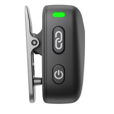 Dispositivo eletrônico preto com clip metálico, botões com símbolos de corrente e power e luz verde