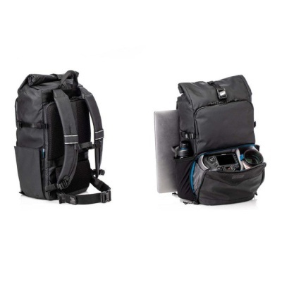 Mochila preta com vários compartimentos e acessórios em fundo branco