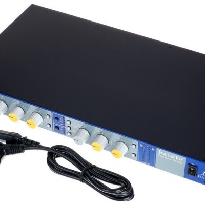 Equipamento eletrónico com botões brancos e amarelos e cabo preto