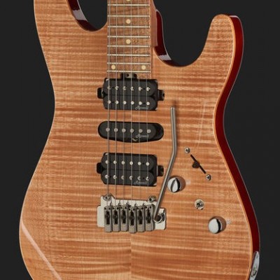 Guitarra elétrica com corpo claro flamejado e captadores pretos