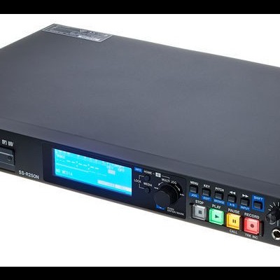Equipamento de áudio profissional TASCAM SD-20M preto com ecrã azul e botões coloridos