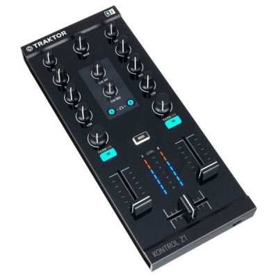 Mesa de mistura DJ preta TRAKTOR KONTROL Z1 com botões e faders