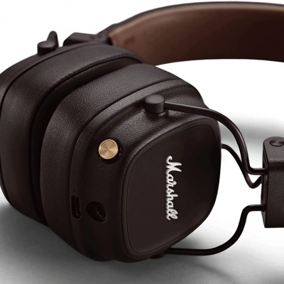 Auriculares Marshall pretos com detalhes dourados e almofadas em pele sintética