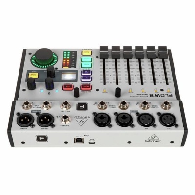 Misturador de som digital Behringer FLOW 8 com faders e botões coloridos.