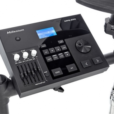 Painel de controlo preto para bateria eletrónica Millenium MPS-850 com ecrã azul e botões.