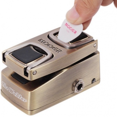 Pedal de efeito para guitarra Mooer The Wahter em metal cor bronze com patilha branca MOOER