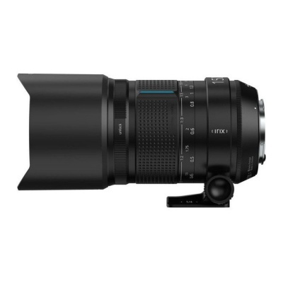 Objetiva de câmara fotográfica preta com anel de focagem e para-sol