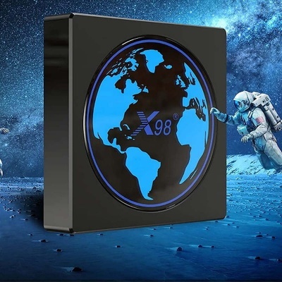 Caixa preta com globo terrestre azul e texto 'X98' num ambiente lunar com astronautas