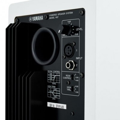 Coluna de som branca YAMAHA modelo HS7 vista de trás