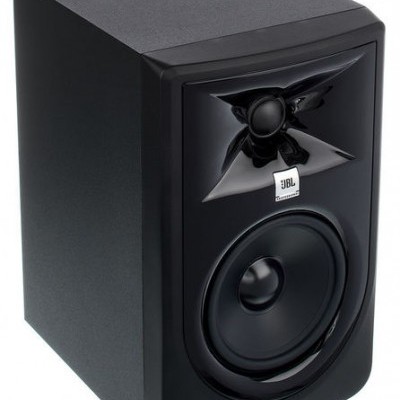 Coluna de som preta da marca JBL com dois altifalantes e logotipo