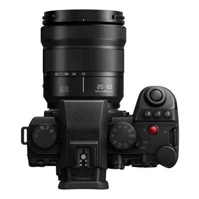 Câmara fotográfica digital topo preta com lente zoom 20-60mm vista de cima