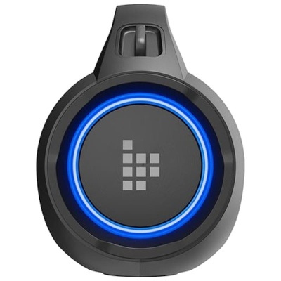 Auscultador preto com anel luminoso azul e logótipo de quadrados cinzentos.