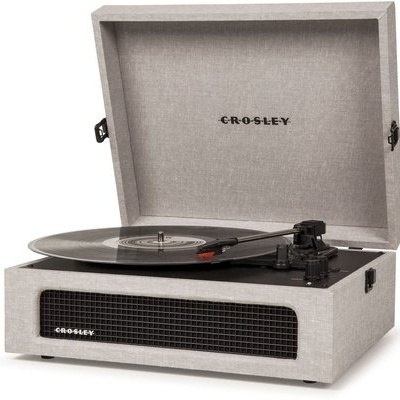 Aparelho gira-discos Crosley cinzento claro com vinil e tampa aberta